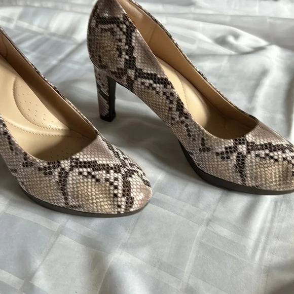 Clarks AMBYR JOY PUMP size 7 . Super comfortable 3” pump heels with animal print - Picture 7 of 12